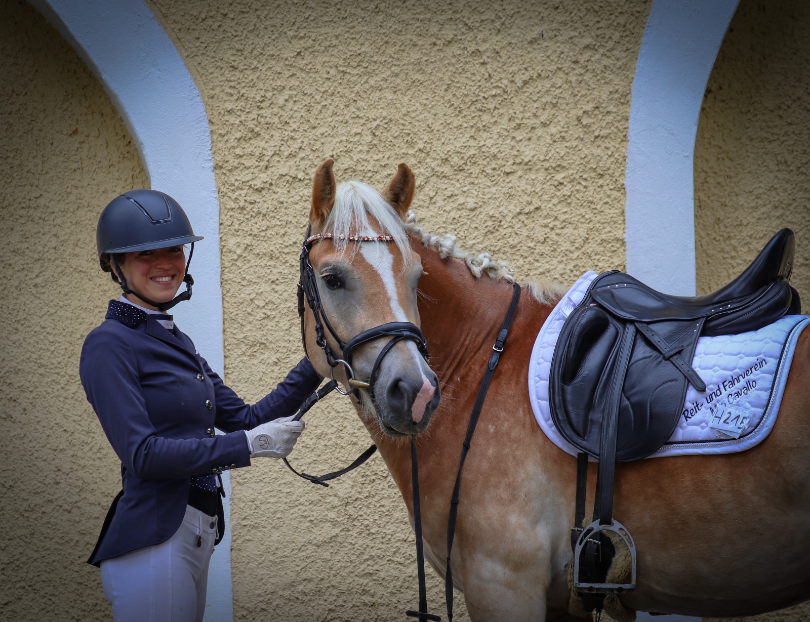 Reiterin mit Pferd und 3S-Sattel